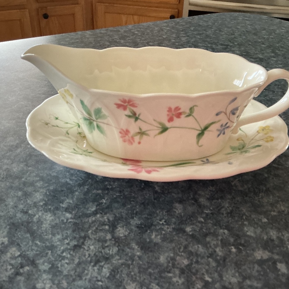 Mikasa Bone China A8009 Meadow Song Indonesia GRAVY BOAT&TRAY SET